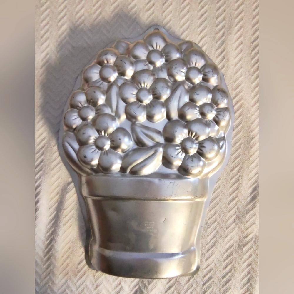 Wilton flower pot bouquet cake pan
